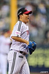 송승기, 볼넷 후 깔끔한 수비