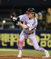 신민재, 번트는 이렇게 하는거야