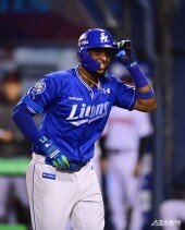 디아즈, 역전 투런포에 웃음 가득