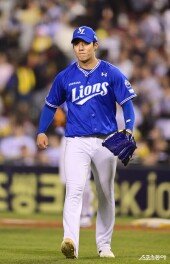 원태인, 위기 막고 주먹 불끈