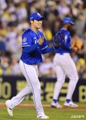 원태인, 1-3루 위기 막고 자동 박수