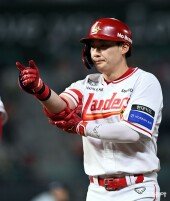 최지훈, 3안타 기록~