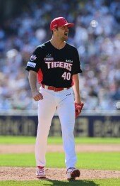 네일, 무사 1-2루 위기 넘기고 무실점 포효