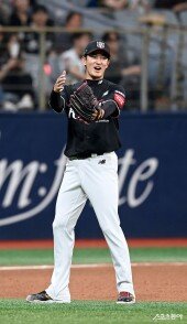 호수비에 기뻐하는 고영표