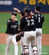 오윤석 ‘완봉승 기념구를’