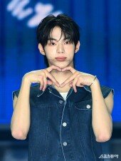 투어스 도훈 ‘설레임 가득한 하트’