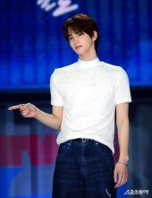 투어스 신유 ‘조각 이목구비~’