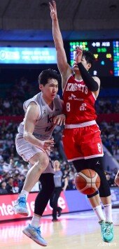 문정현 ‘골밑 패스’