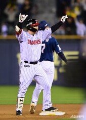 김현수, 3점차로 도망가는 2타점 2루타