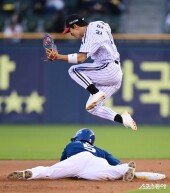 신민재, 재빠른 수비 후 날렵한 점프