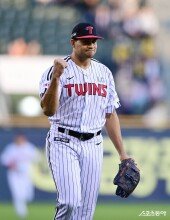 치리노스, 만루 위기 넘기고 주먹 불끈!