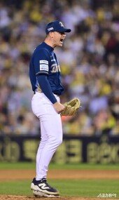 라일리, LG 홈런 타선 잠재운 포효