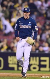 라일리, 1-2루 위기 넘기고 짜릿한 포효