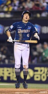 박민우, 아쉬움에 폴짝폴짝