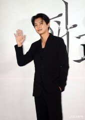 연우진, 부드러운 미소