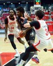 해먼즈 ‘수비수 사이로’