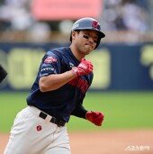 전준우, 추격의 솔로포