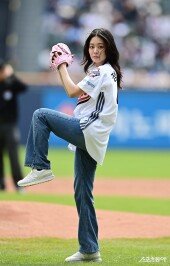 정수빈, 시구는 대하는 눈빛