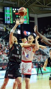 하윤기-최부경 ‘공을 향해’