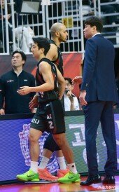 허훈 ‘더는 못 뛰겠어’