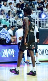 해먼즈, 부상으로 교체