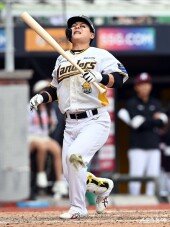 최준우, 앗! 몸에 맞는 볼~