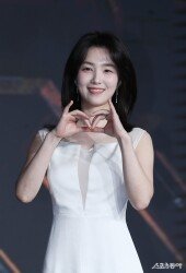 강지영, 러블리한 미소