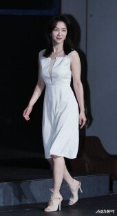 강지영, 배우 같은 등장