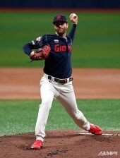 반즈, 힘찬 투구~