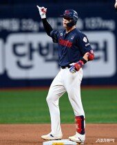 윤동희 ‘달아나는 귀중한 1타점 2루타’