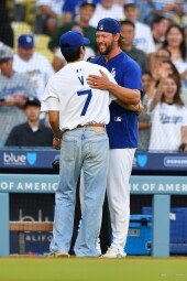 뷔, 커쇼와 포옹… 레전드 투샷 [포토]