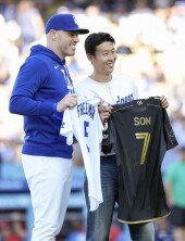 ‘다저 스타디움에 뜬’ 손흥민, 프레디 프리먼과 함께 [포토]