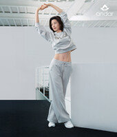 단발의 전지현, 복근 美쳤다…탄탄 레깅스 자태 [화보]