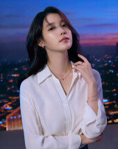 아이유, 재벌 되더니 도회적 분위기 정점 ‘우아해’ [화보]