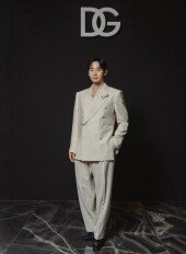 정해인, 올 화이트의 정석…패션위크 수놓은 독보적 수트핏