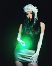아이브, 컴백 열기 끌어올리는 어둠 속 네온 카리스마