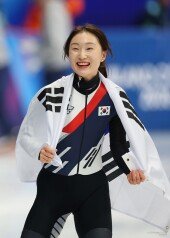 ‘3000m 계주 金’ 최민정, 올림픽 통산 6번째 메달 [포토]