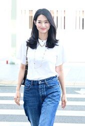 ‘김우빈♥’ 신민아, 흰티에 청바지 입었을 뿐인데…분위기 압도 [화보]
