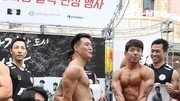 [퇴근길 한 컷]“달력도 사고 기부도 하고”…식스팩 드러낸 몸짱 소방관들