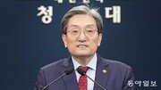 책상에 앉아 장관 후보자 찾기[청와대 풍향계/한상준]