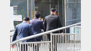 영장에 ‘尹 피의자’ 적시… “체포때 총기사용 검토 지시” 진술 확보
