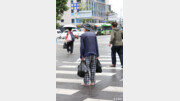 언젠가 우리 모두 ‘길 위의 느린 보행자’가 된다 [이미지의 포에버 육아]