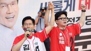 김문수, 한동훈 손잡고 “우리 당 보배, 자르면 안 돼”