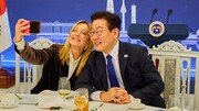 삼성폰 셀카 찍은 李-멜로니 “AI-항공우주-반도체 협력 강화”