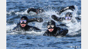 대한의 바다를 이겨내는 철인들…해군 SSU, 혹한기 훈련 실시 [청계천 옆 사진관]