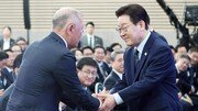 새만금 투자 정의선 손잡은 李 “정주영 회장님 자랑스러워할 것”