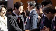 李, 장동혁 만나 대화 없이 두 차례 악수…張 “기념사 듣는 내내 박수 칠 수 없었다”
