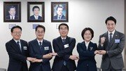 트럼프도 힘들어 했던 ‘X자 악수’의 의미는?[청계천 옆 사진관]