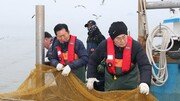 “정치적 짝꿍”…팔짱끼고 인천 새우잡이배 오른 정청래-박찬대