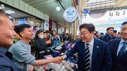 진주 시장 방문한 이재명 “나는 멀쩡, 국민이 건강해야”